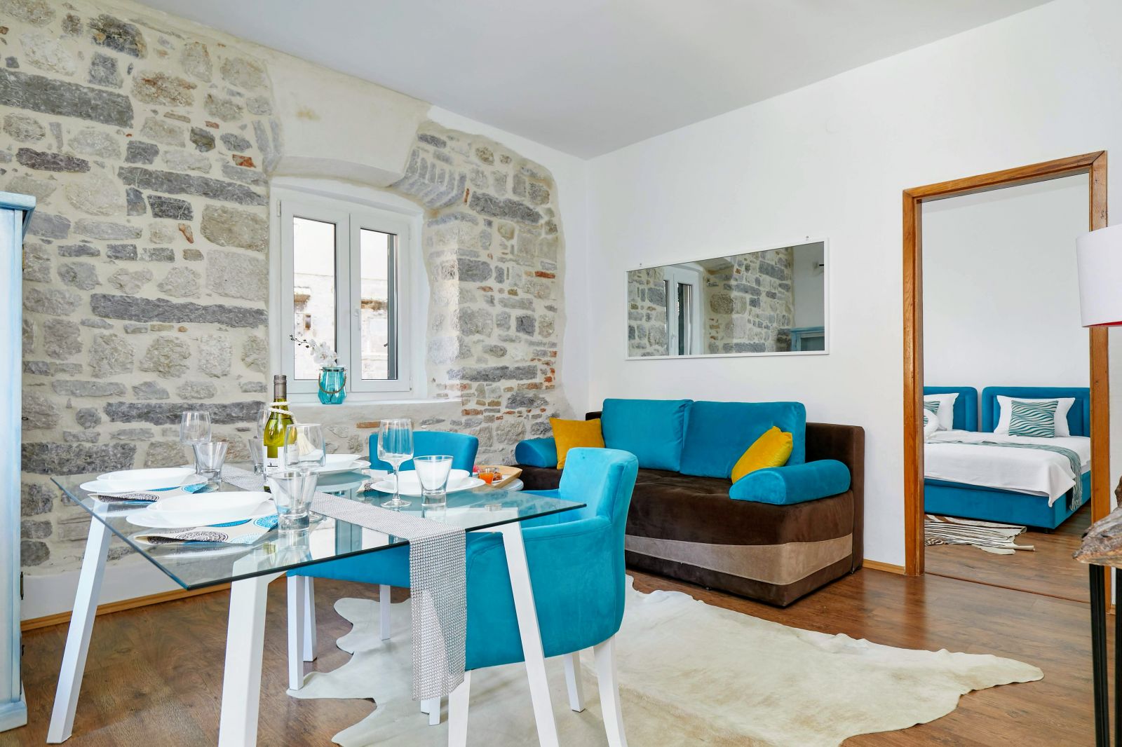 Kotor, Montenegro, 4montenegro.centro.storico.ristoranti.pub.bar.spiaggia.vista.mare.sole.vacanza.vacanze.appartamento.hotel.montagna.tour.relax.migliore.albergo.luogo.escursioni.viaggio